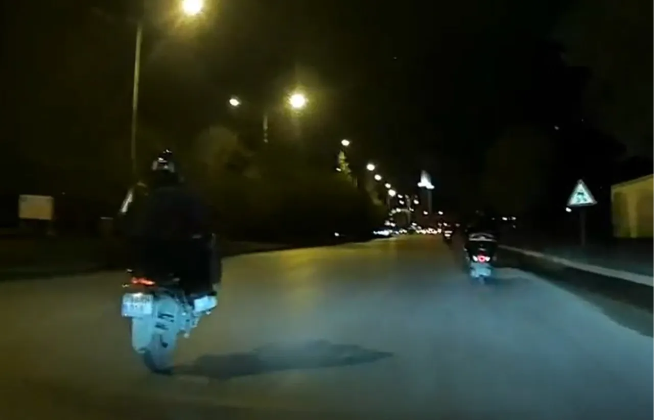 Eskişehir'de tehlikeli şov! Motosikletin önünü kaldırıp trafiği tehlikeye attı