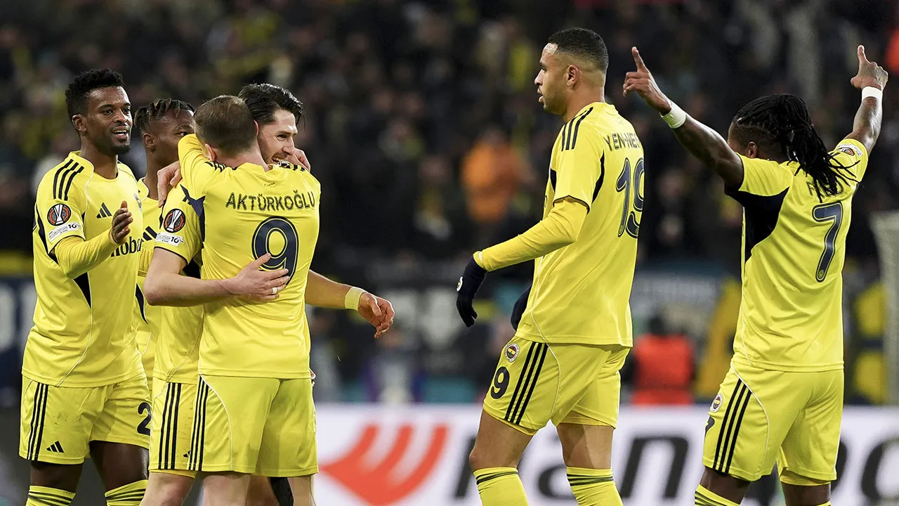 Fenerbahçeli yıldız takım arkadaşlarıyla vedalaştı: İmzaya gidiyor