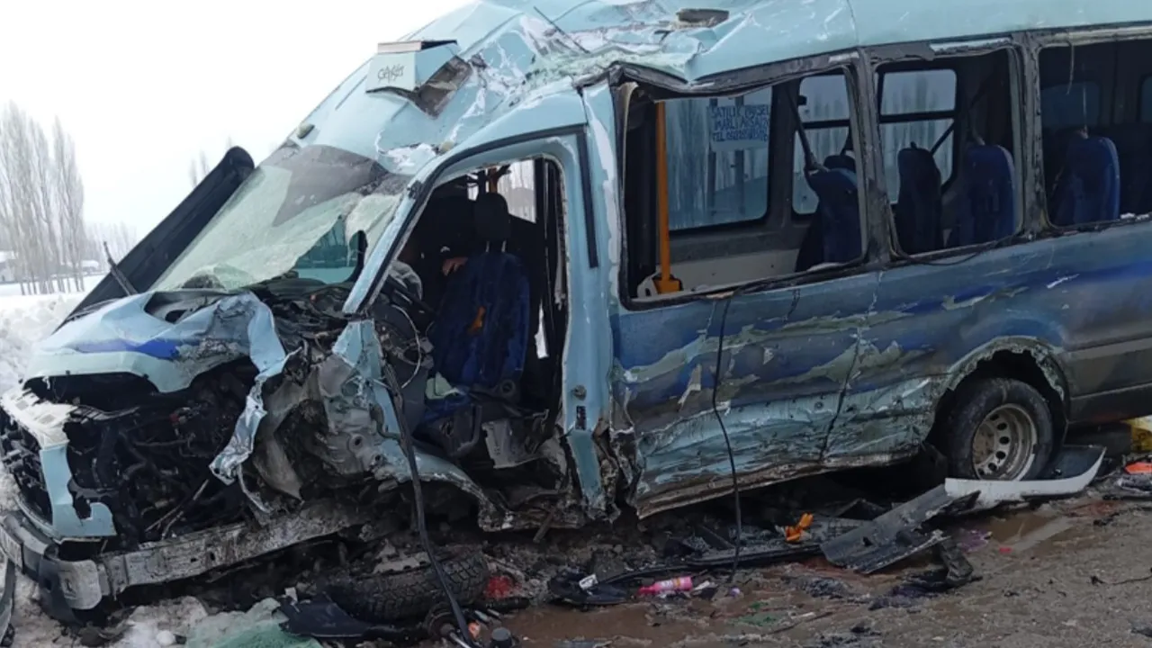 Hakkari'de yolcu otobüsü minibüs ile çarpıştı: Yaralılar var 