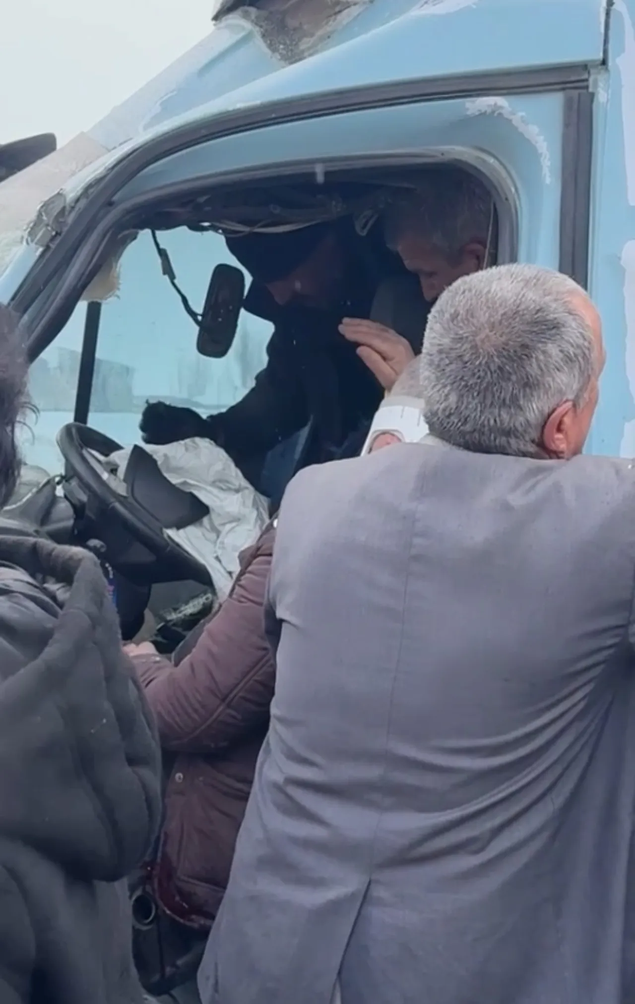 Hakkari'de yolcu otobüsü minibüs ile çarpıştı: Yaralılar var