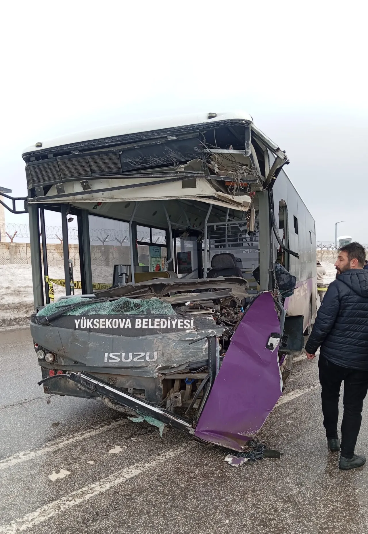Hakkari'de yolcu otobüsü minibüs ile çarpıştı: Yaralılar var
