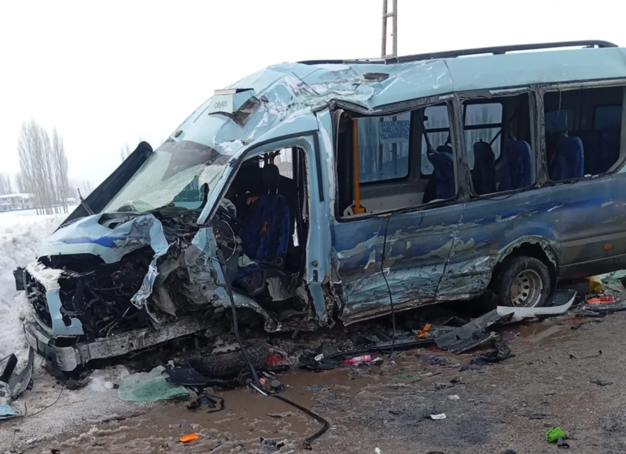 Hakkari'de yolcu otobüsü minibüs ile çarpıştı: Yaralılar var