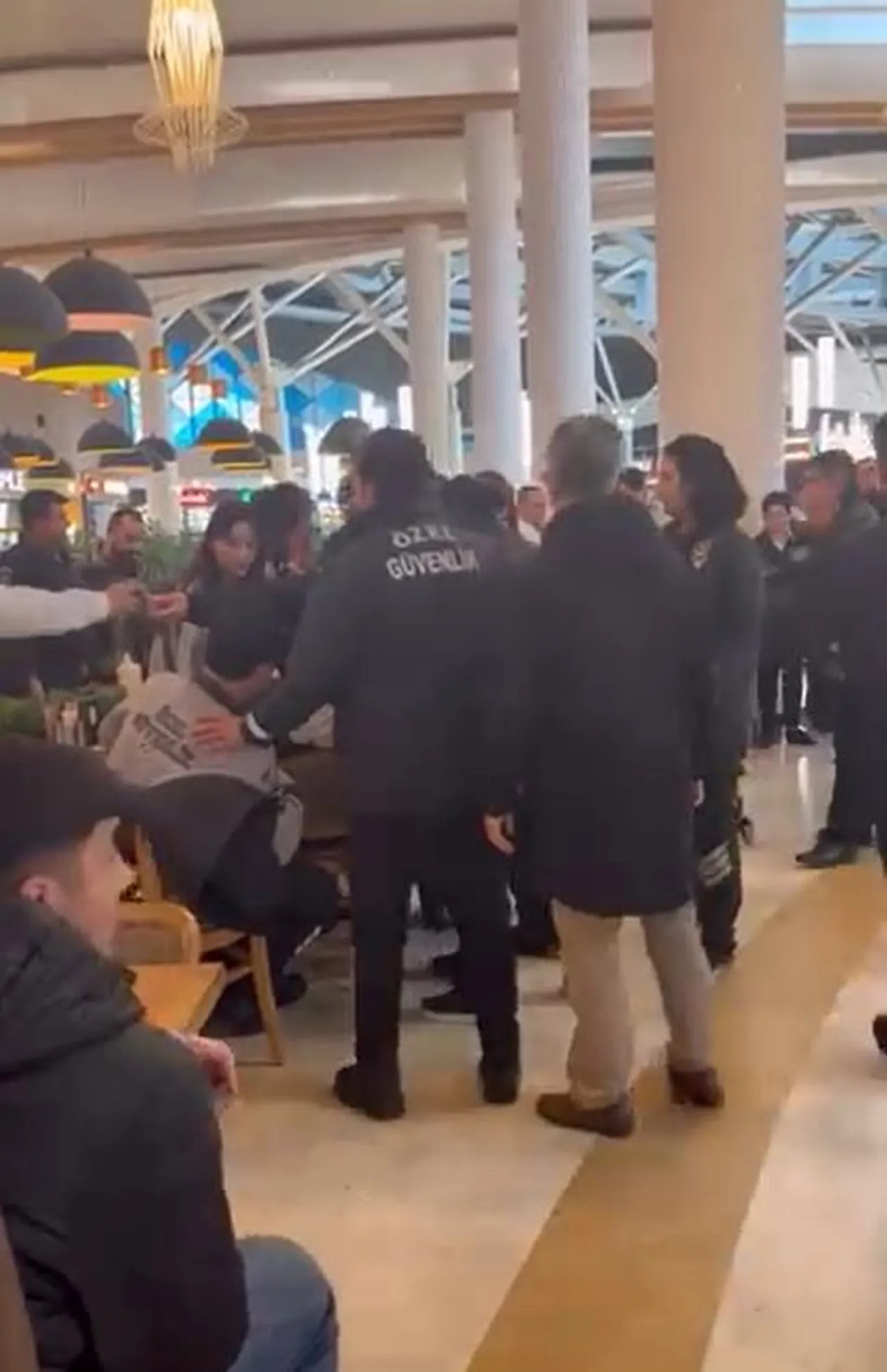 İstanbul’da AVM’de dehşet! Güvenlik görevlisi bıçaklandı