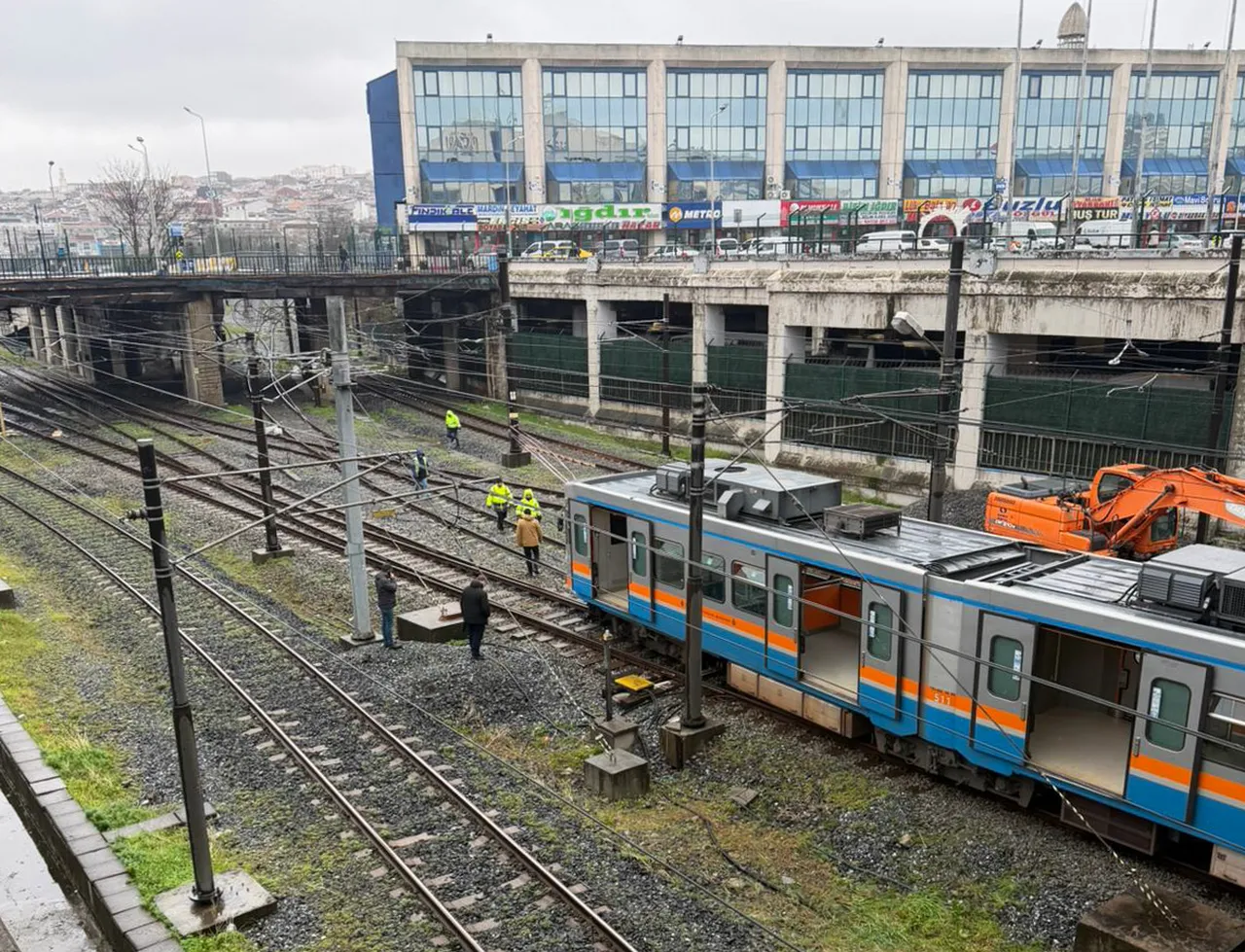 İstanbul'da metro raydan çıktı! Yolcular tahliye edildi