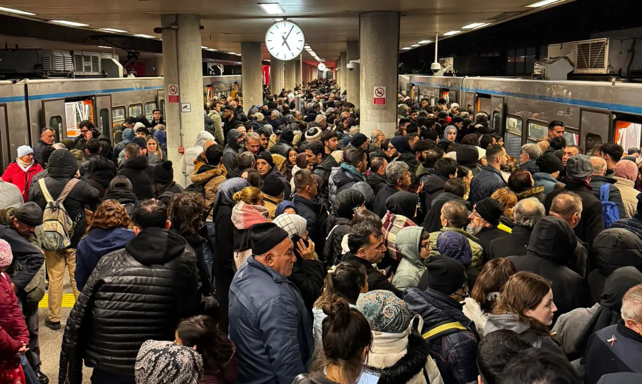 İstanbul'da metro raydan çıktı! Yolcular tahliye edildi