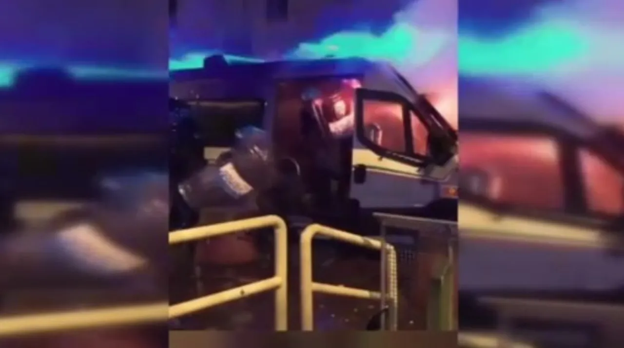 İtalyada kültür merkezi kapatıldı, sokaklar savaş alanına döndü: 11 polis yaralı, gözaltılar var