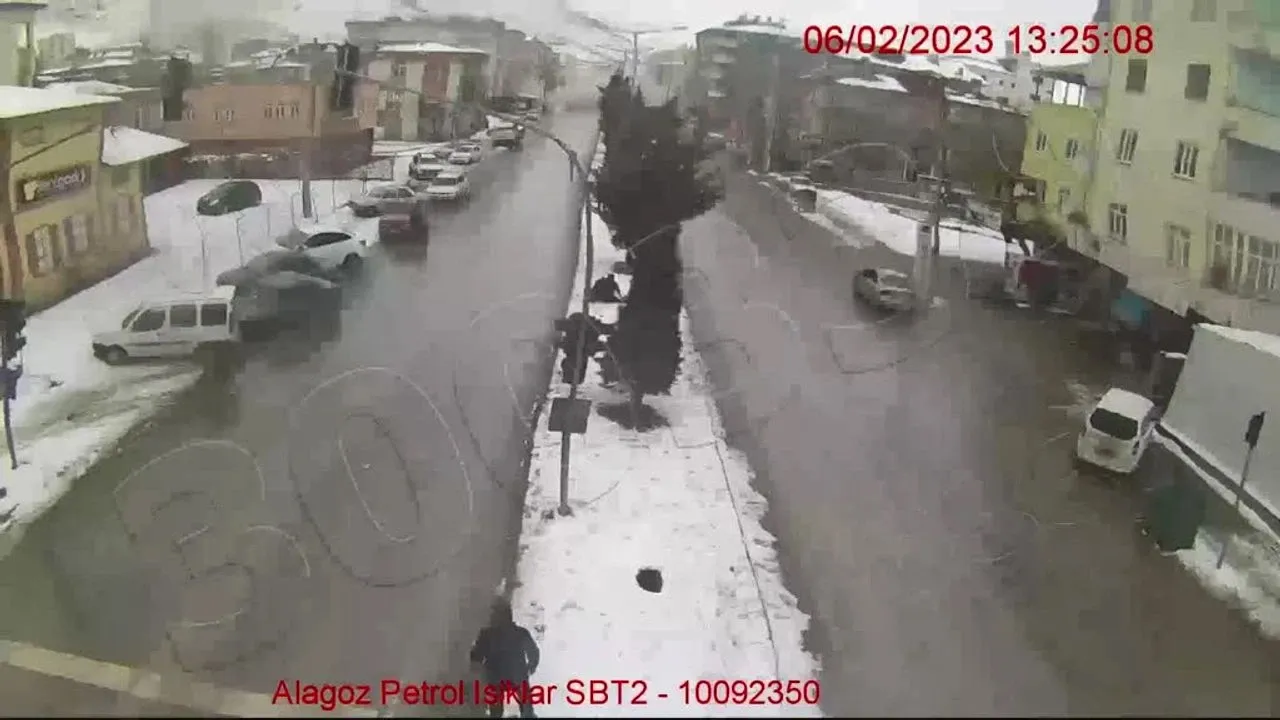 Kahramanmaraş'taki 7,6'lık depremin yeni görüntüleri ortaya çıktı: İnsanlar ayakta duramadı, binalar yıkıldı!