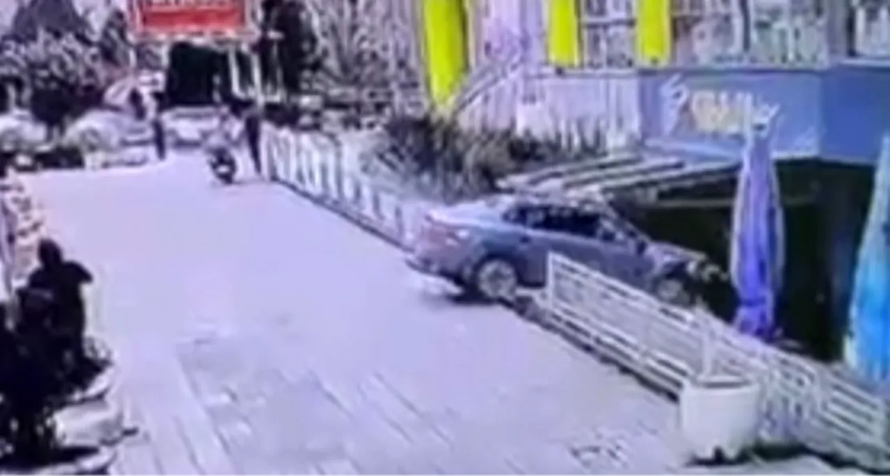 Kaldırımdaki yayaları teğet geçti, kafeye girdi! Kaza anı saniye saniye kamerada