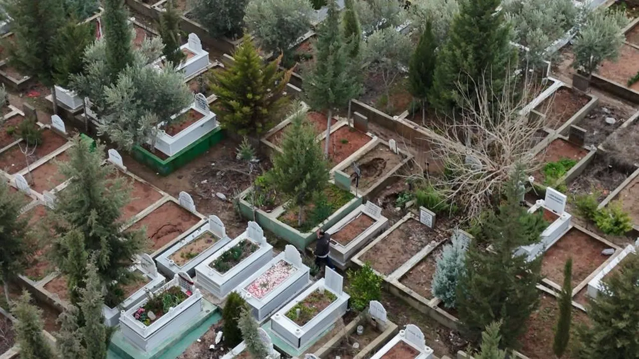 Mezarlıkta tüyler ürperten olay! Ziyarete giden şoke oldu, yakınları kayboldu