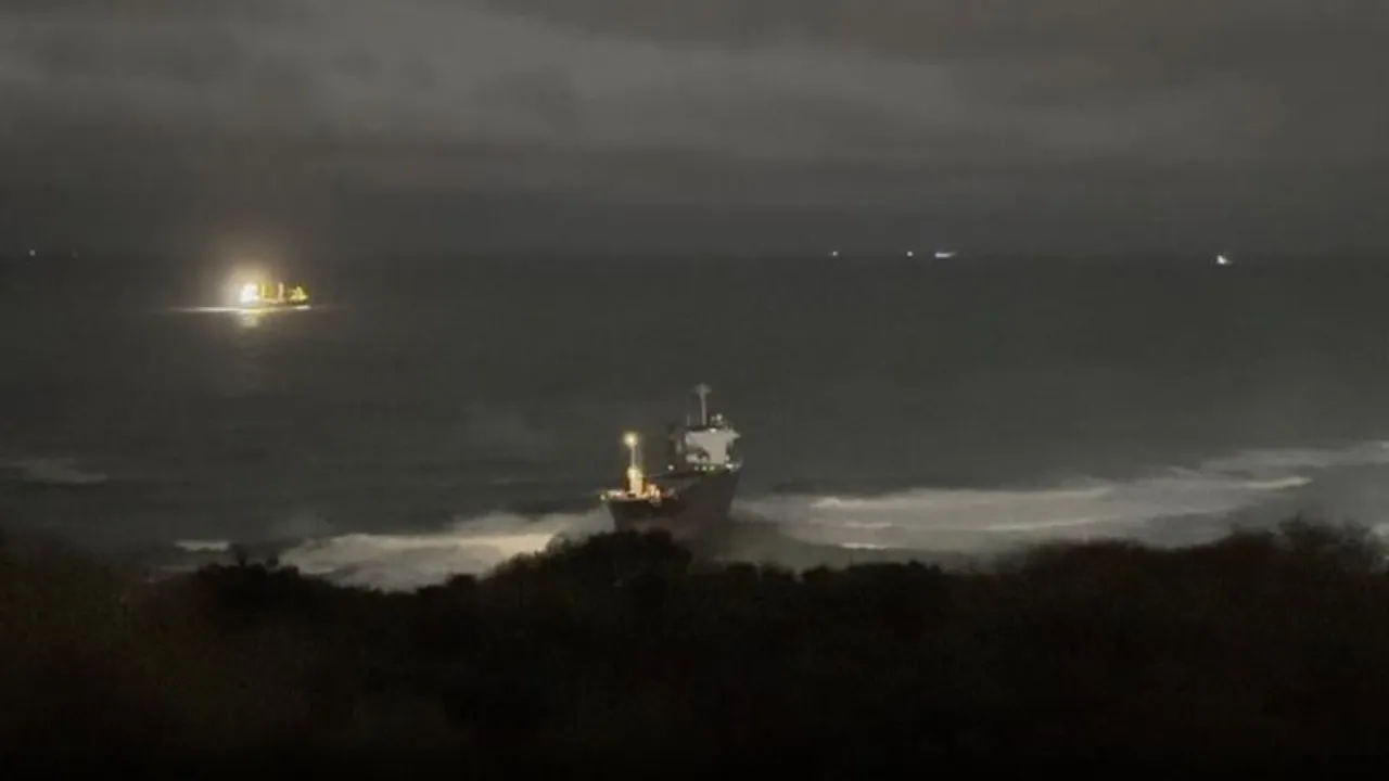 Romanya'ya giden kargo gemisi İstanbul Boğazı'nda karaya oturdu