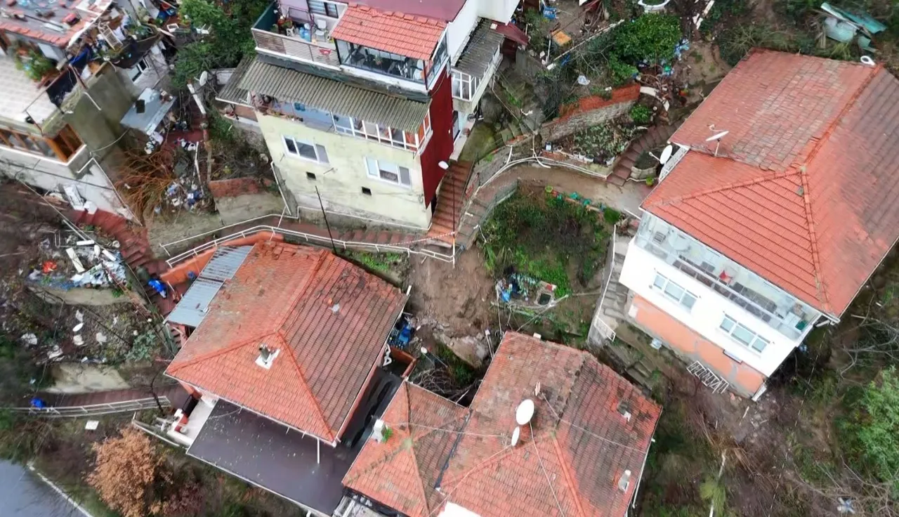 Sarıyer’de sağanak sonrası duvar çöktü: 4 binada tahliye