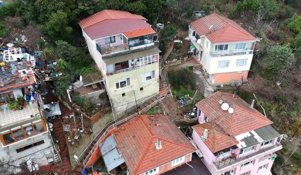 Sarıyer’de sağanak sonrası duvar çöktü: 4 binada tahliye