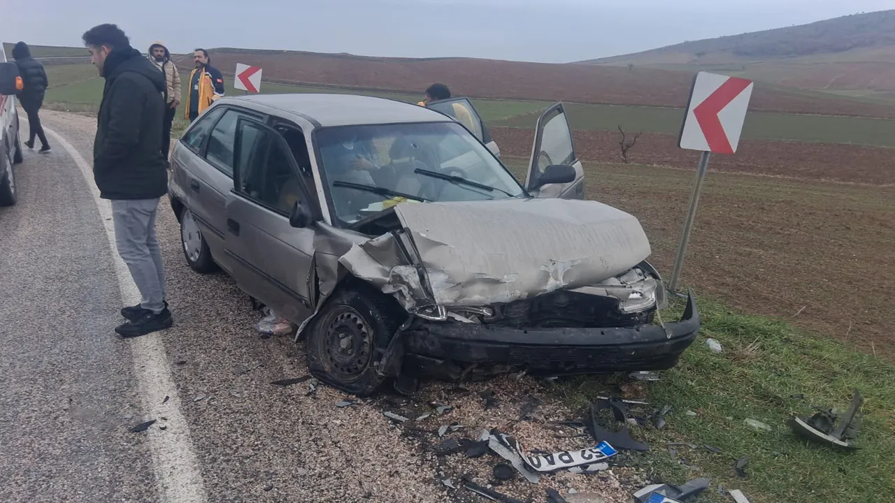 Tokat'ta 2 otomobil kafa kafaya çarpıştı: 7 kişi yaralandı