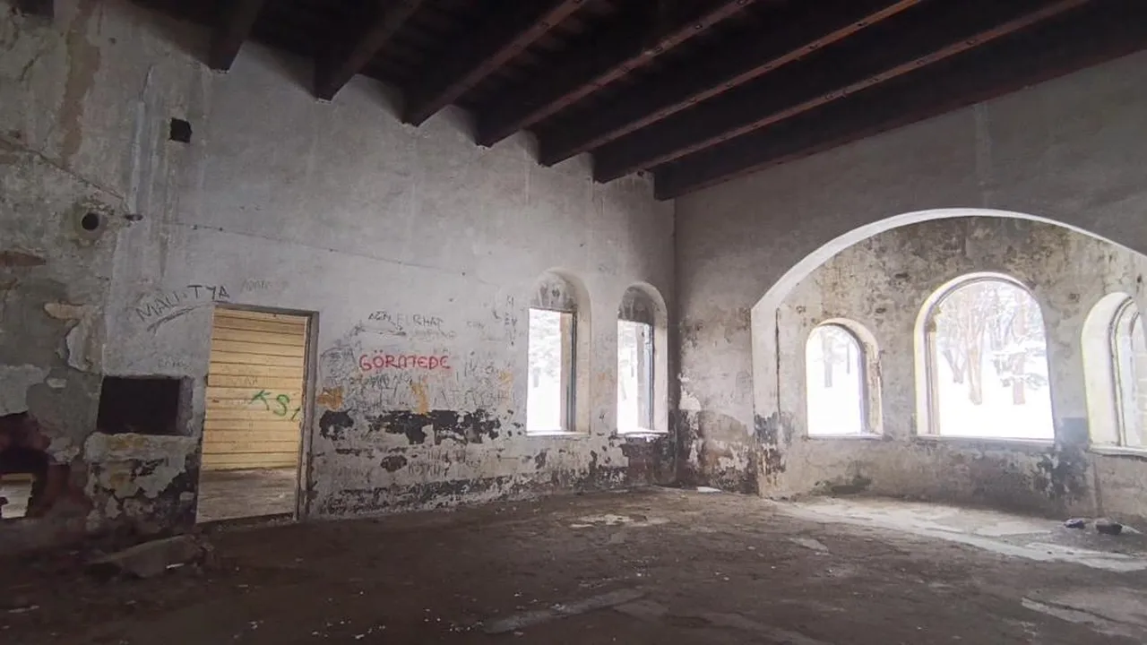 1896'da çivi kullanılmadan inşa edildi! Kars'taki asırlık Rus köşkü yok olma tehlikesiyle karşı karşıya