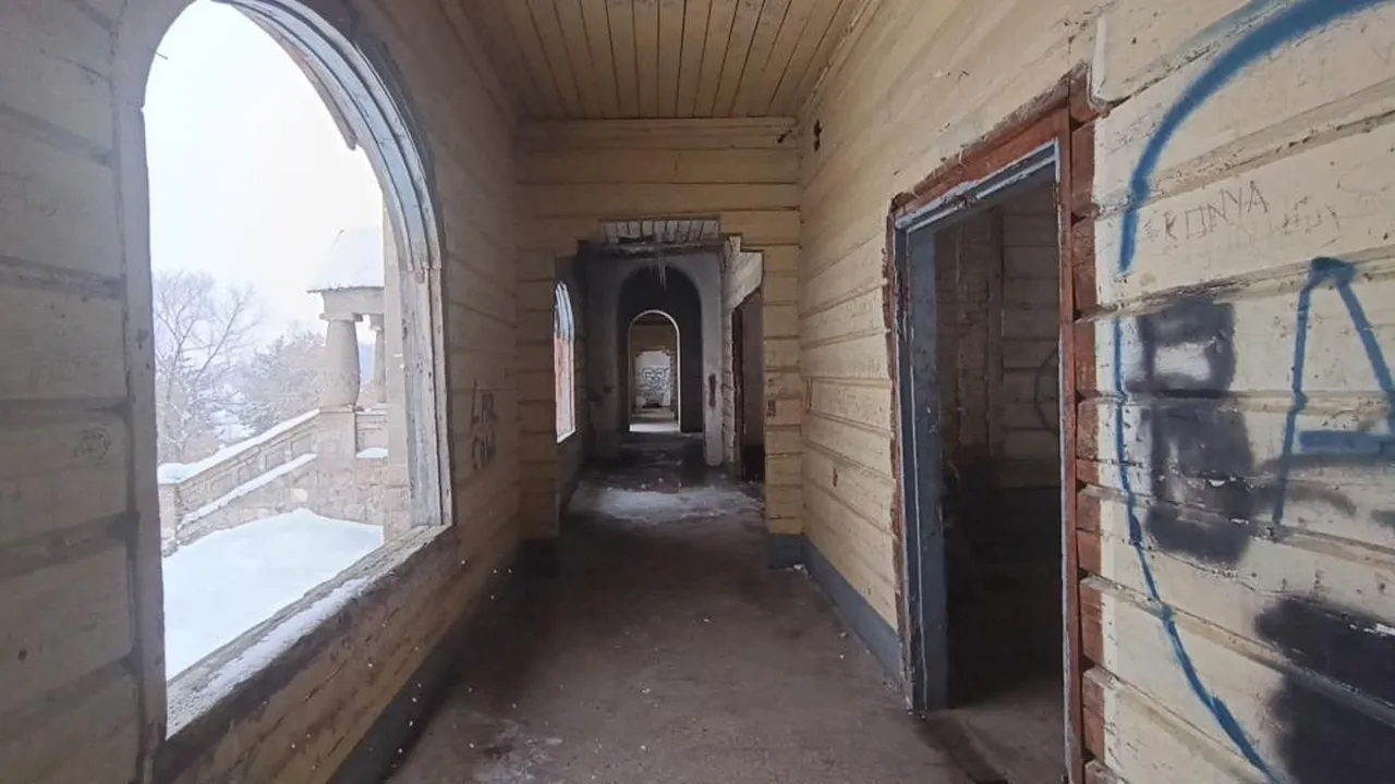 1896'da çivi kullanılmadan inşa edildi! Kars'taki asırlık Rus köşkü yok olma tehlikesiyle karşı karşıya