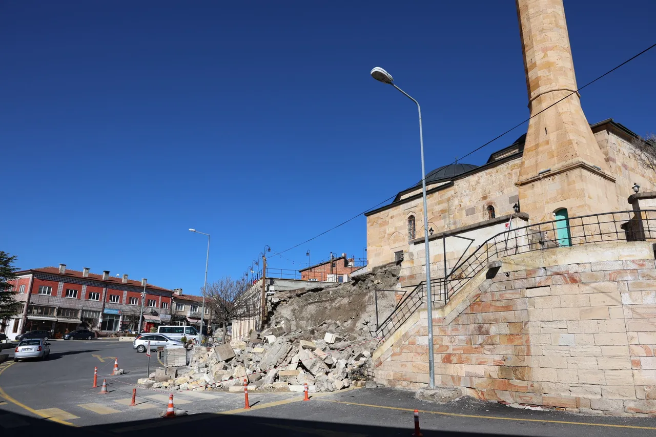 313 yıllık tarihi camide yürekleri ağza getiren olay! İstinat duvarı çöktü