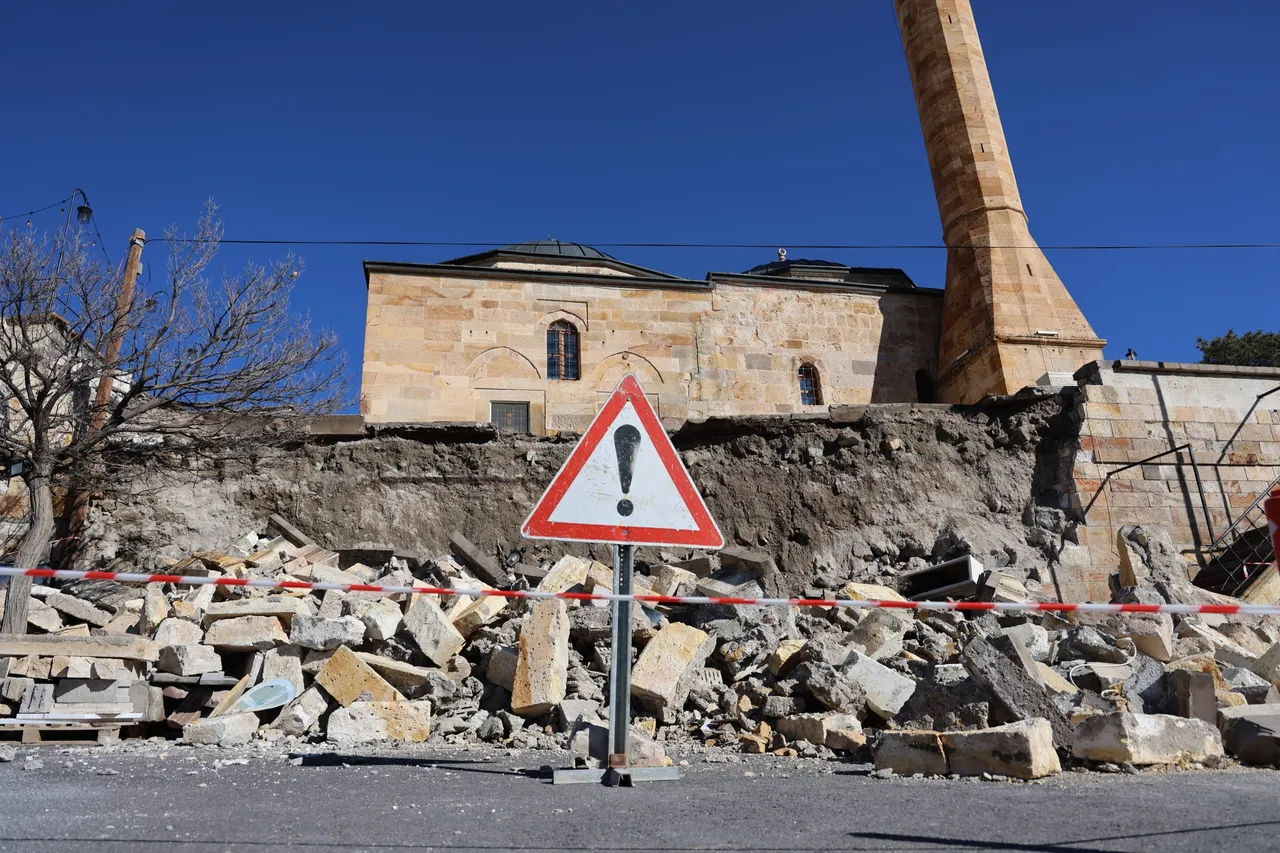 313 yıllık tarihi camide yürekleri ağza getiren olay! İstinat duvarı çöktü