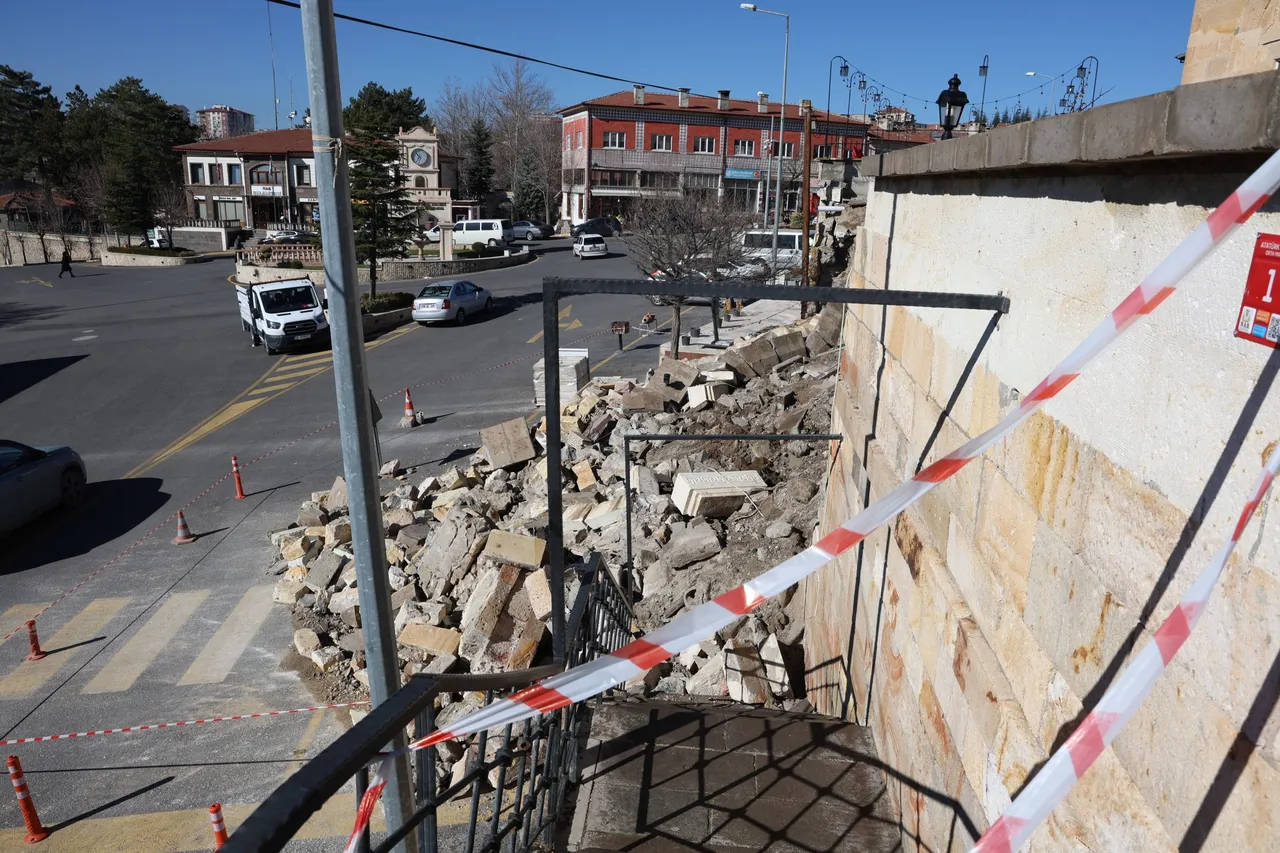 313 yıllık tarihi camide yürekleri ağza getiren olay! İstinat duvarı çöktü