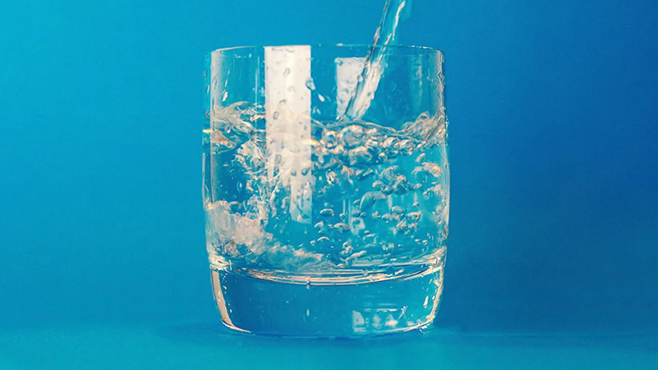 Diyetisyen uyardı: İftarda ani su tüketimi mideyi genişletiyor