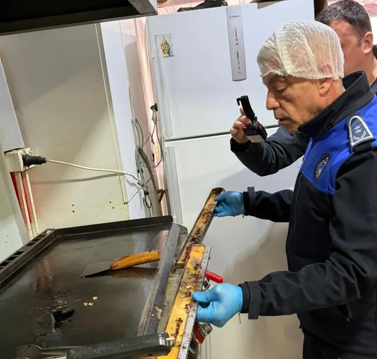 Fast food dükkanında mide bulandıran görüntüler! Zabıta ekipleri de şaşkına döndü