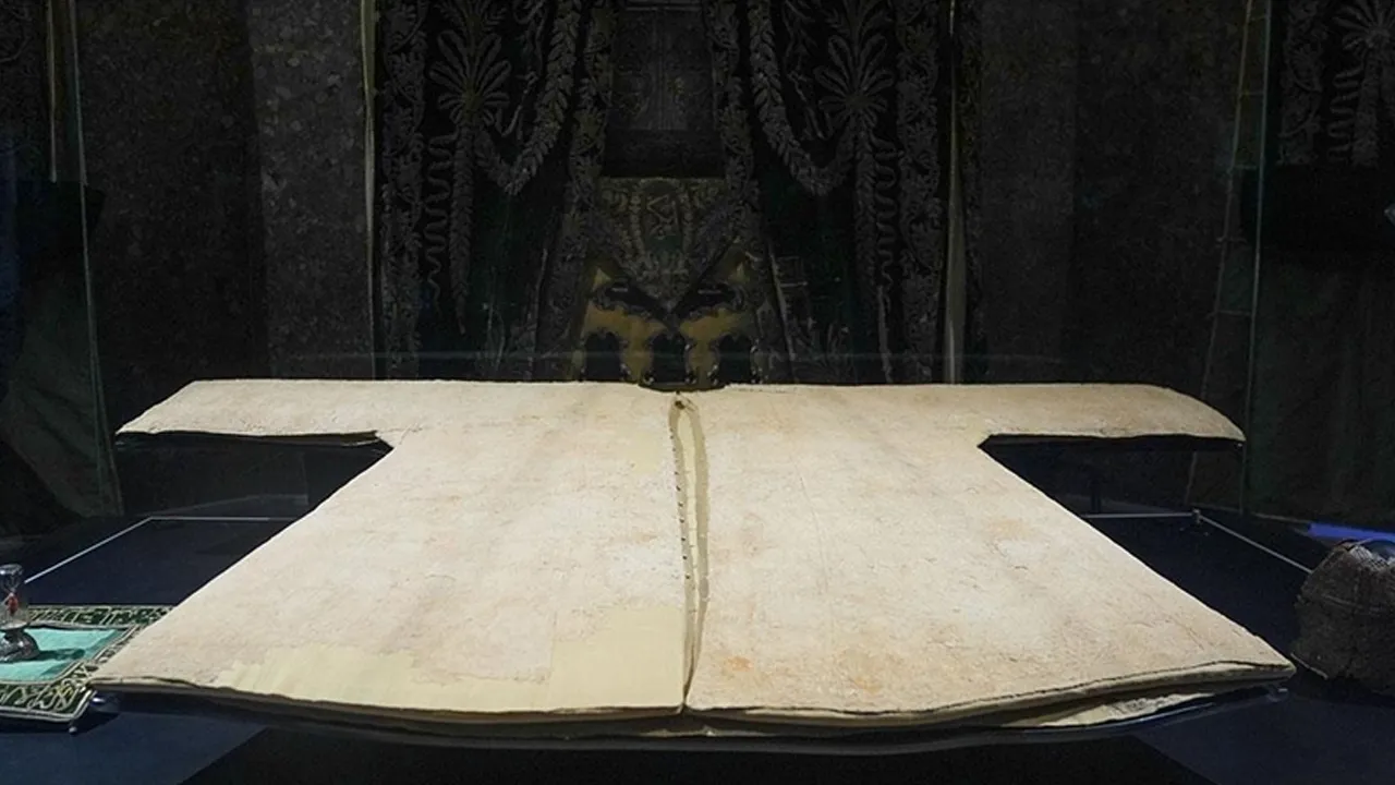 Hazreti Muhammed’in kutsal emaneti… Hırka-i Şerif ziyarete açıldı