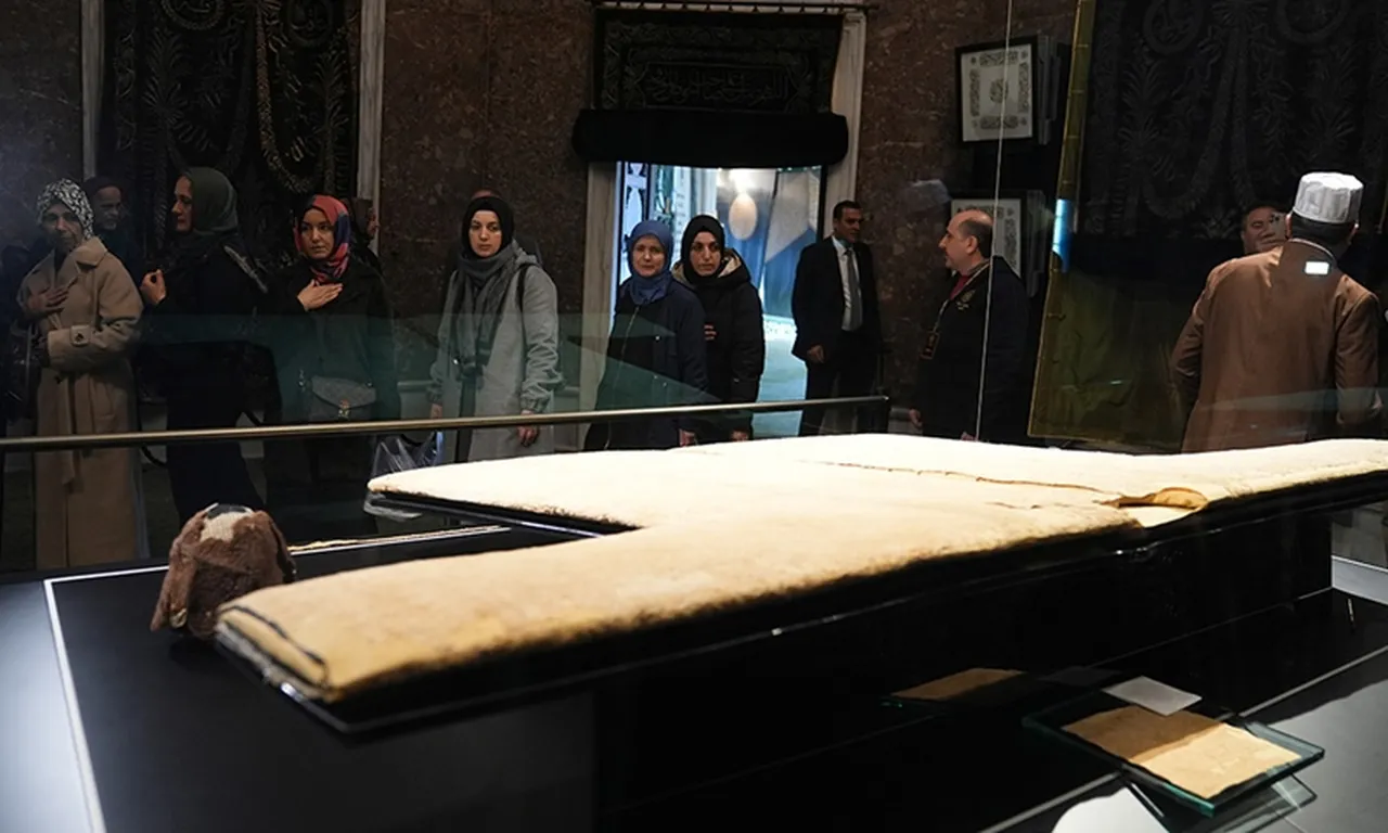 Hazreti Muhammed’in mukaddes emaneti… Hırka-i Şerif ziyarete açıldı