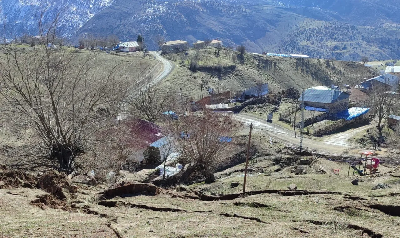 Heyelan riski harekete geçirdi! 19 konuttan 7'si boşaltıldı