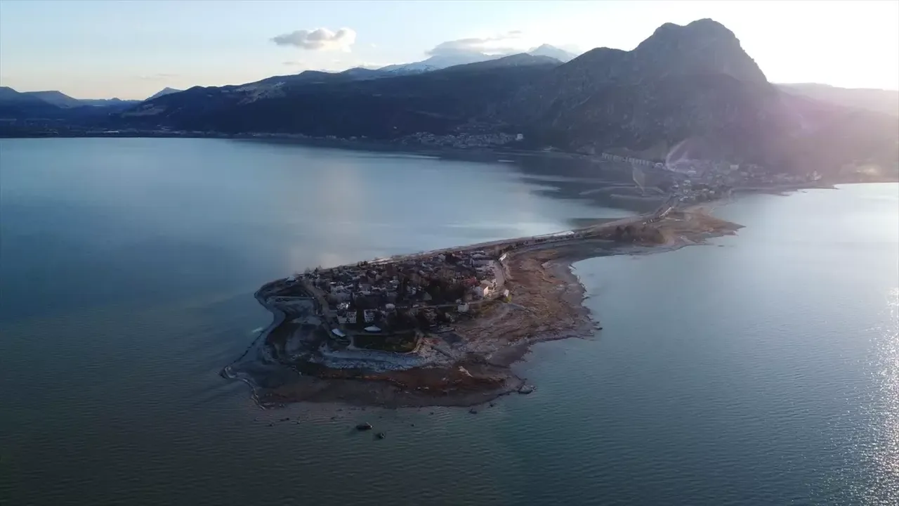 İkiye ayrılan Eğirdir Gölünde ezber bozan görüntü! Tam 1 yıl sonra birleşti