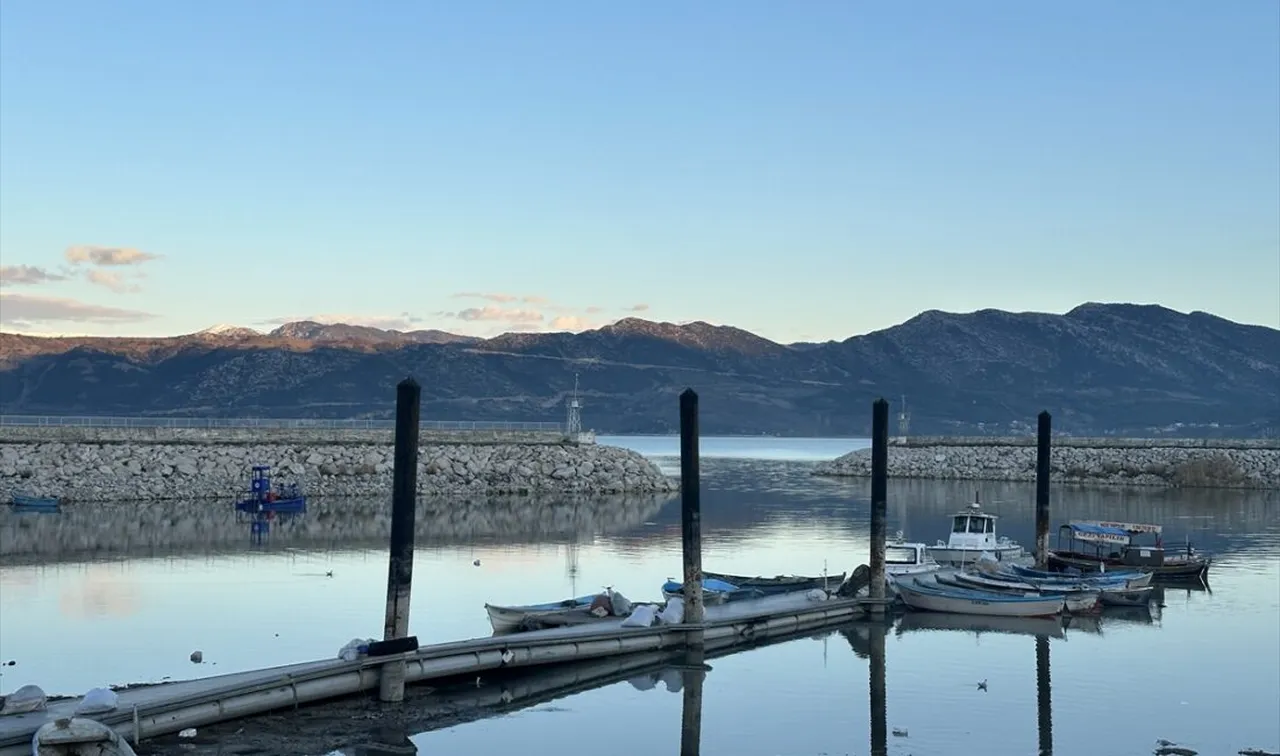 İkiye ayrılan Eğirdir Gölünde ezber bozan görüntü! Tam 1 yıl sonra birleşti