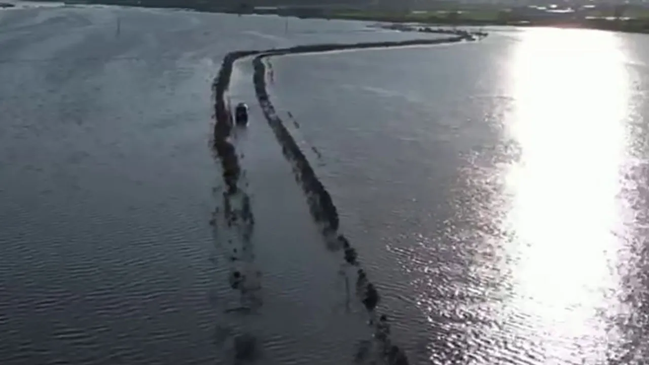 Karacabey'de korku dolu anlar! Dere taştı, sürücü ortada kaldı