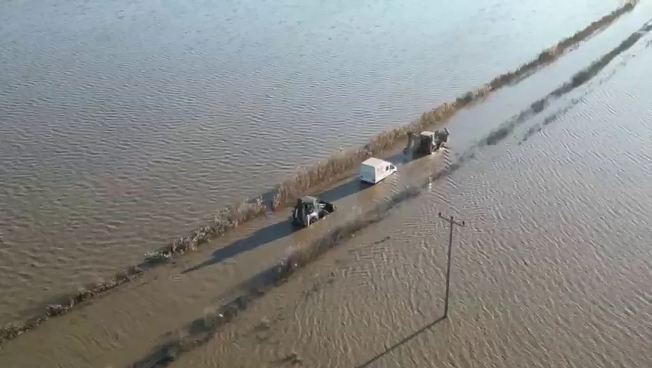 Karacabey'de korku dolu anlar! Dere taştı, sürücü ortada kaldı