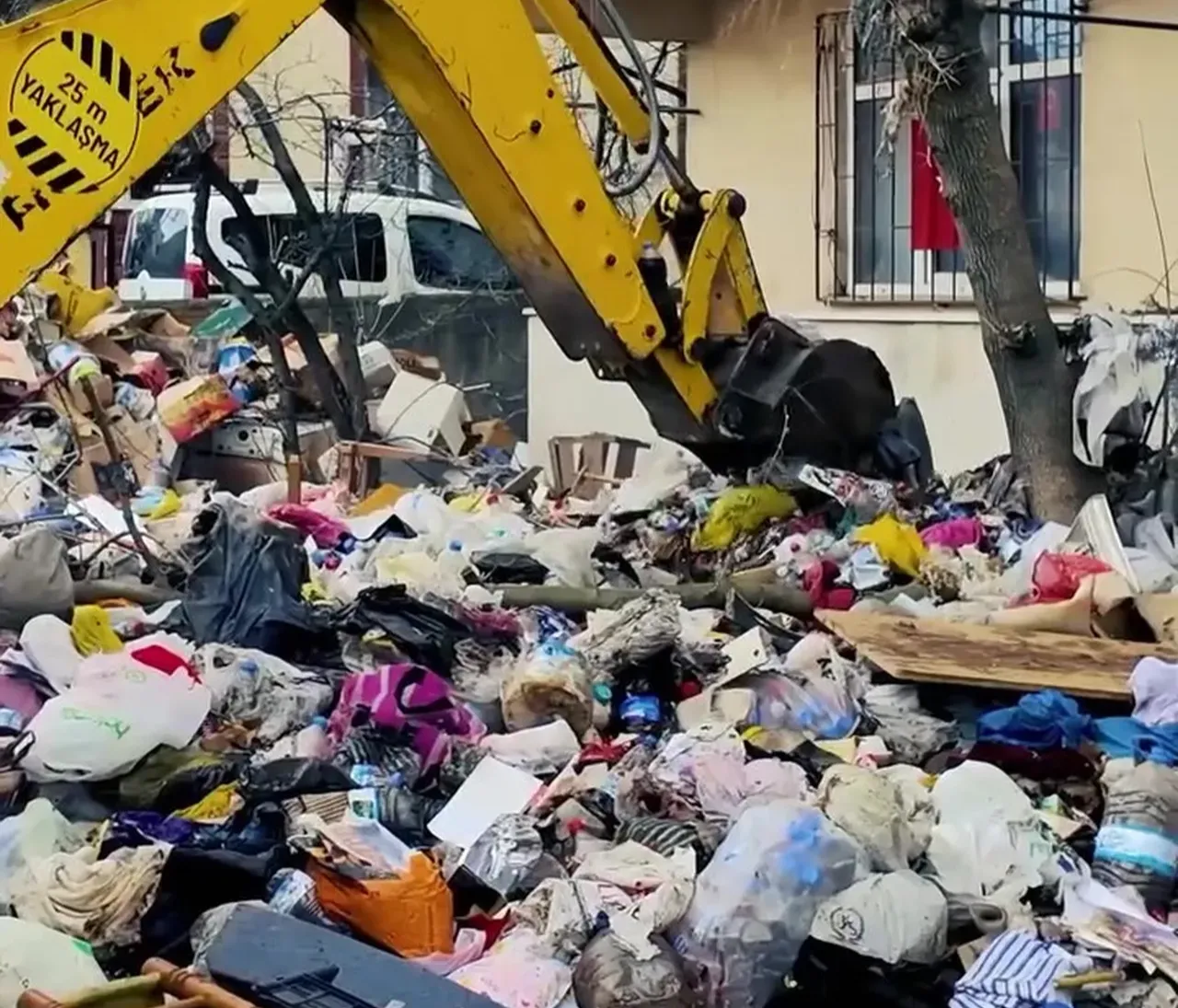 Mahalle sakinleri ihbar etti, kötü kokunun sebebi ortaya çıktı! Tam 30 ton...