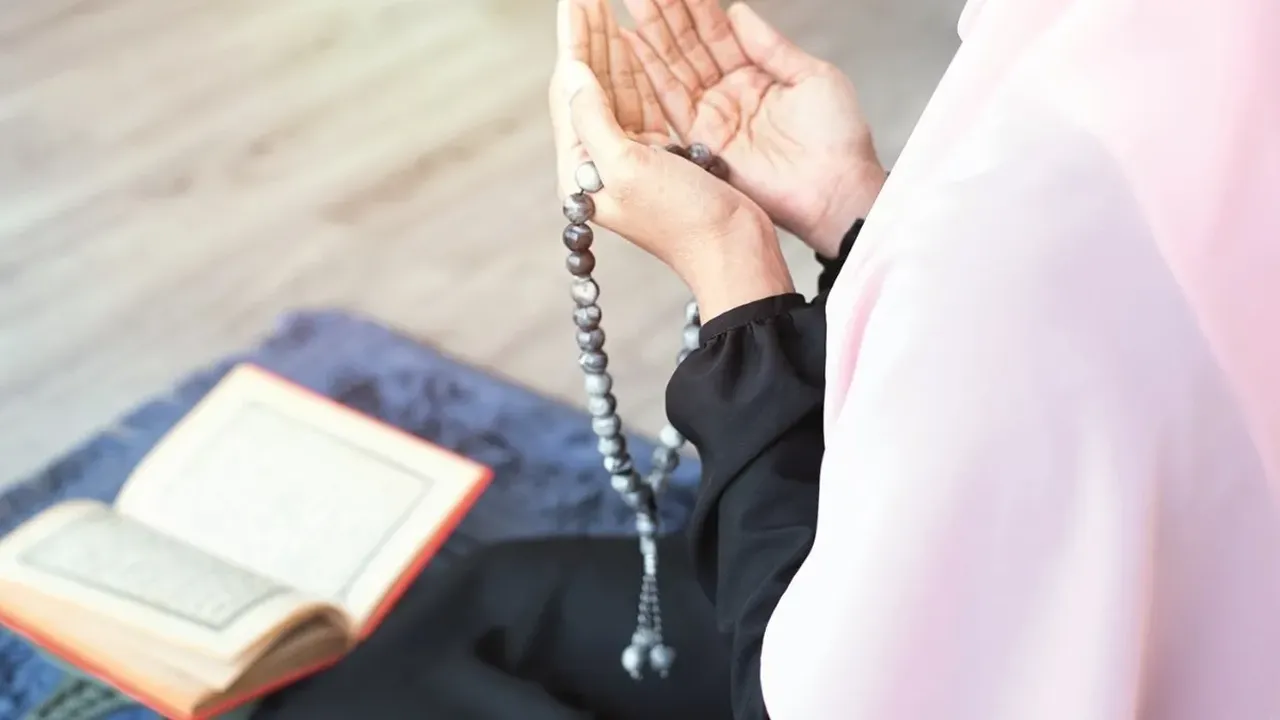 Oruçluyken adet olmak orucu bozar mı? Ramazanda hayızlı kişinin yiyip içmesi günah mı?