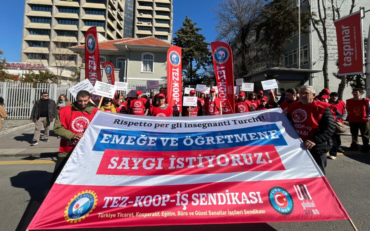 Özel İtalyan Lisesinin Türk öğretmenleri eşit maaş istiyor: Ayrımcılık mağdurları İtalyan elçiliği önünde