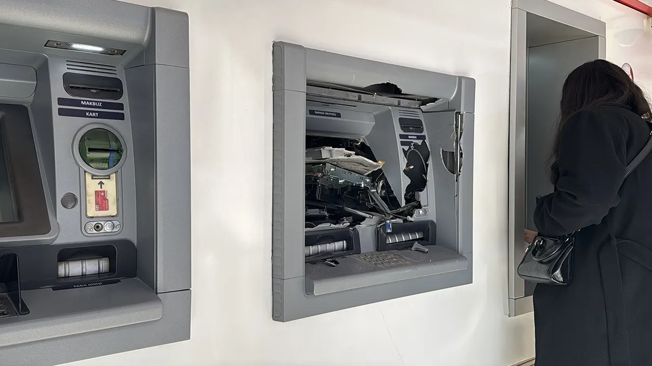 Para çekemeyince sinirlendi! ATM'ye balyozla vurdu