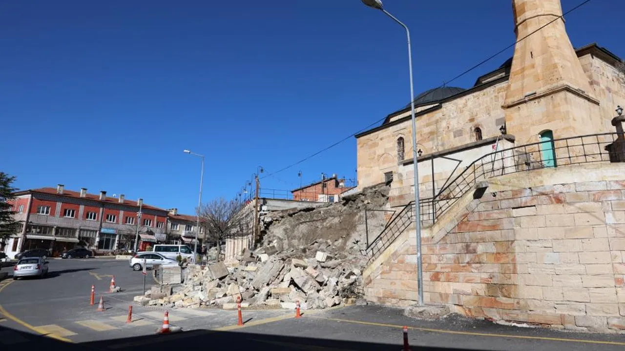 Tarihi caminin istinat duvarı çöktü! Bir kişi son anda kurtuldu