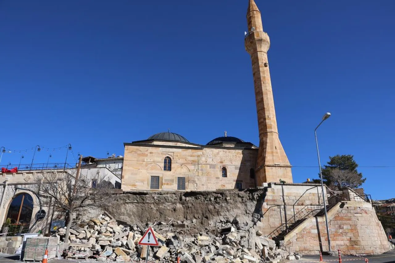 Tarihi caminin istinat duvarı çöktü! Bir kişi son anda kurtuldu