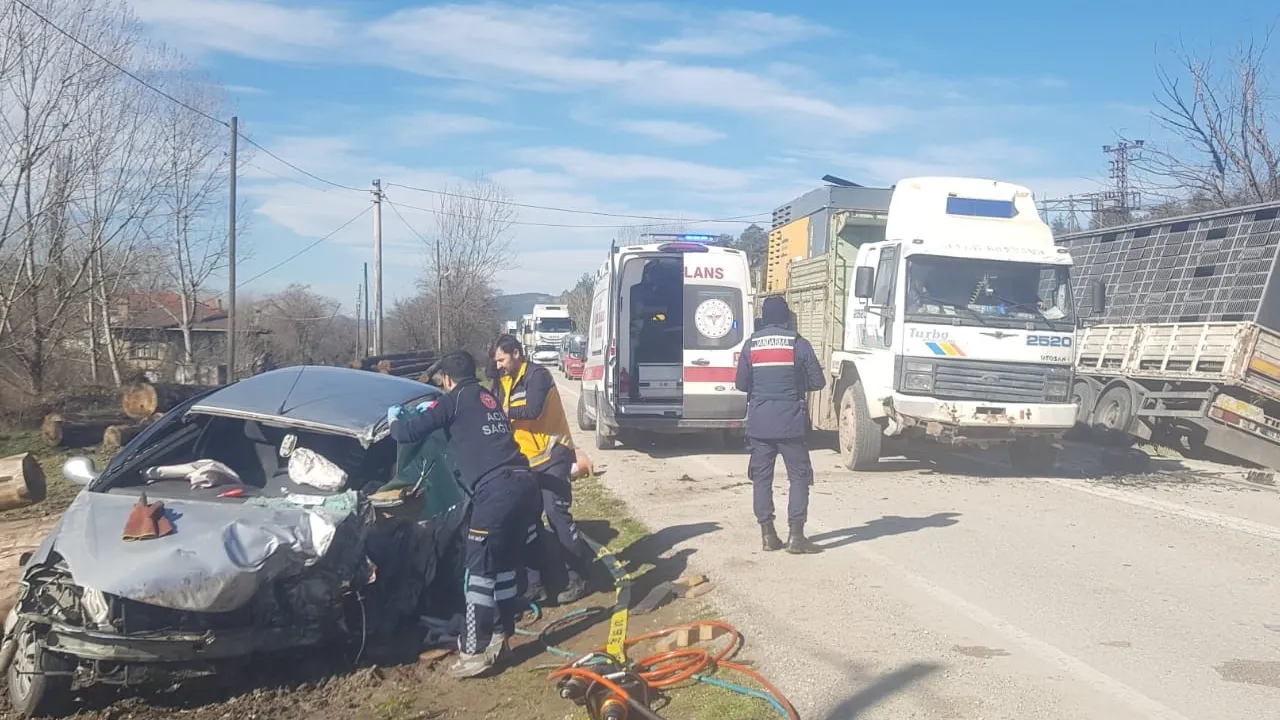 Tırla otomobil kafa kafaya çarpıştı! Feci şekilde can verdi