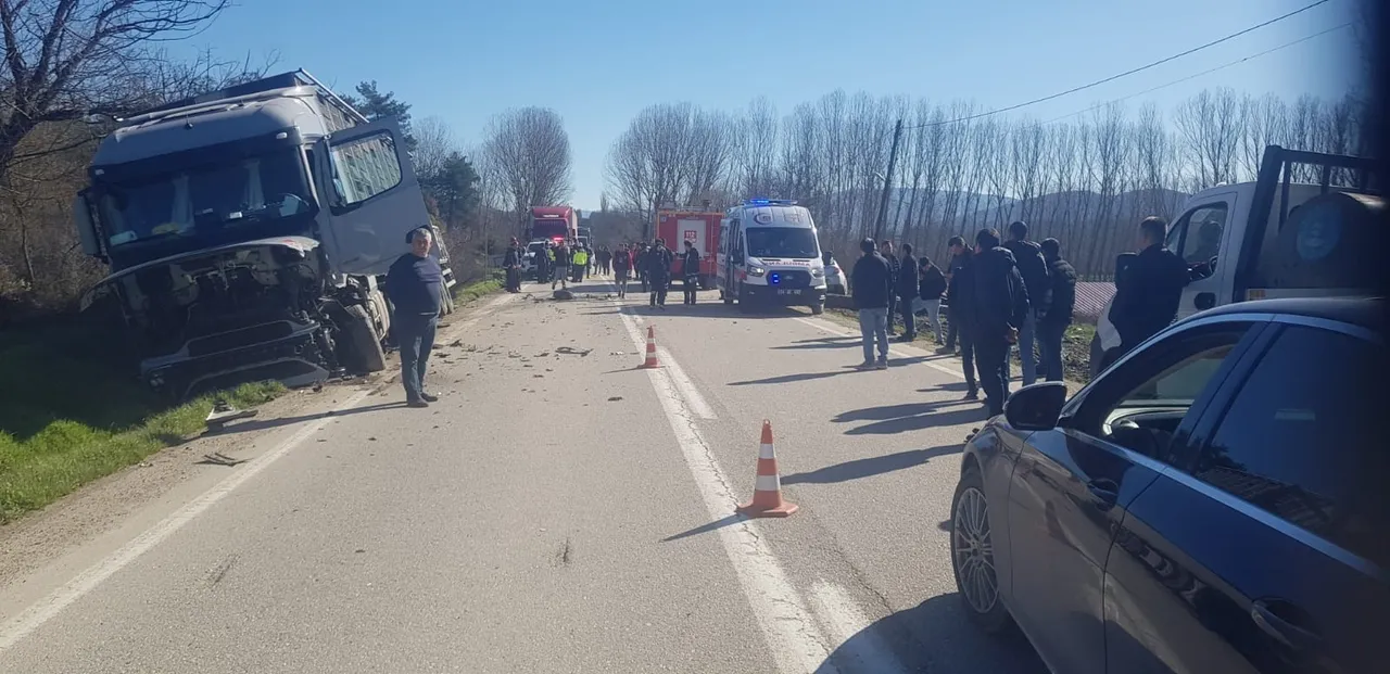 Tırla otomobil kafa kafaya çarpıştı! Feci şekilde can verdi