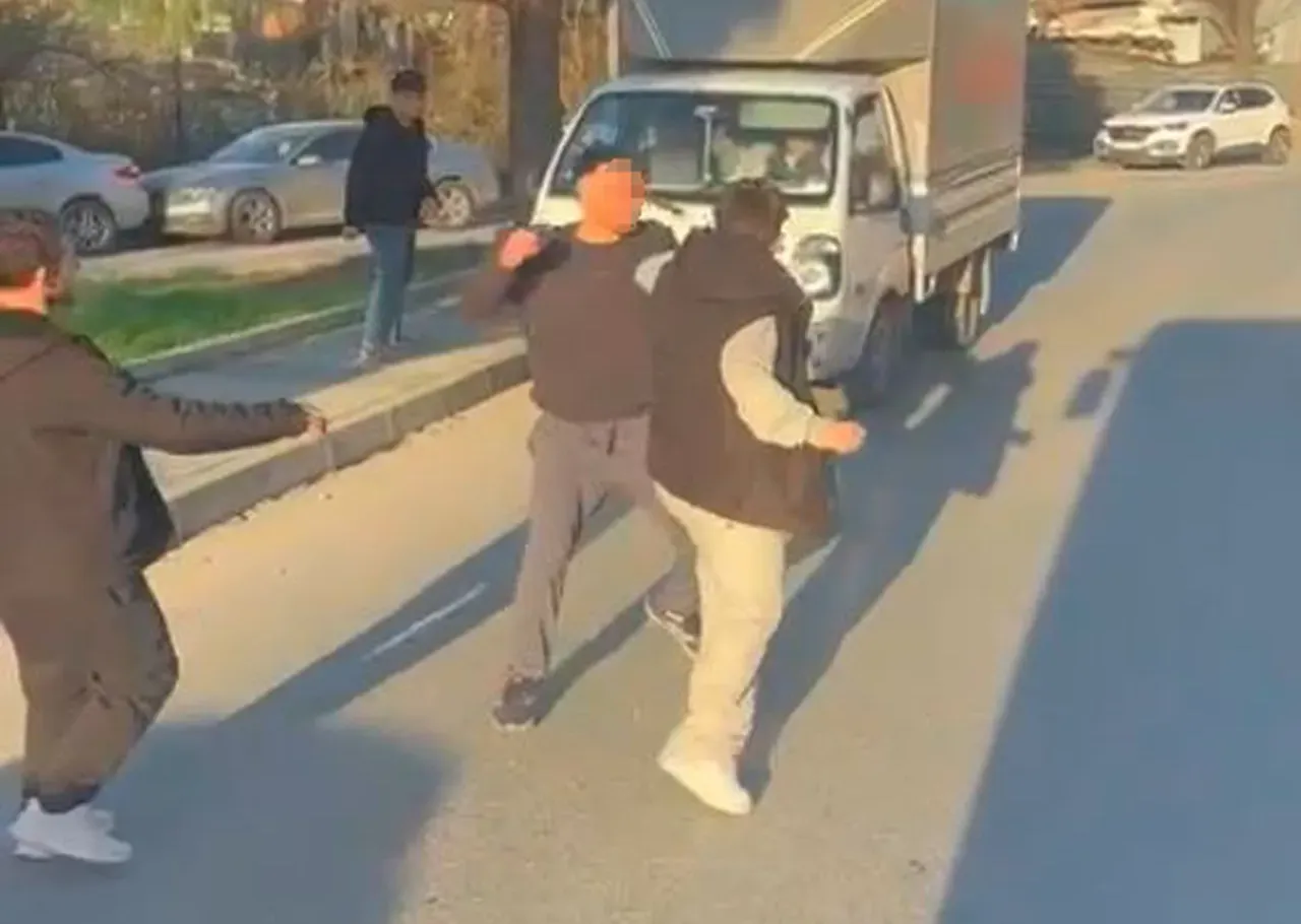 Yine İstanbul, yine trafik, yine kavga... Cadde boks ringine döndü