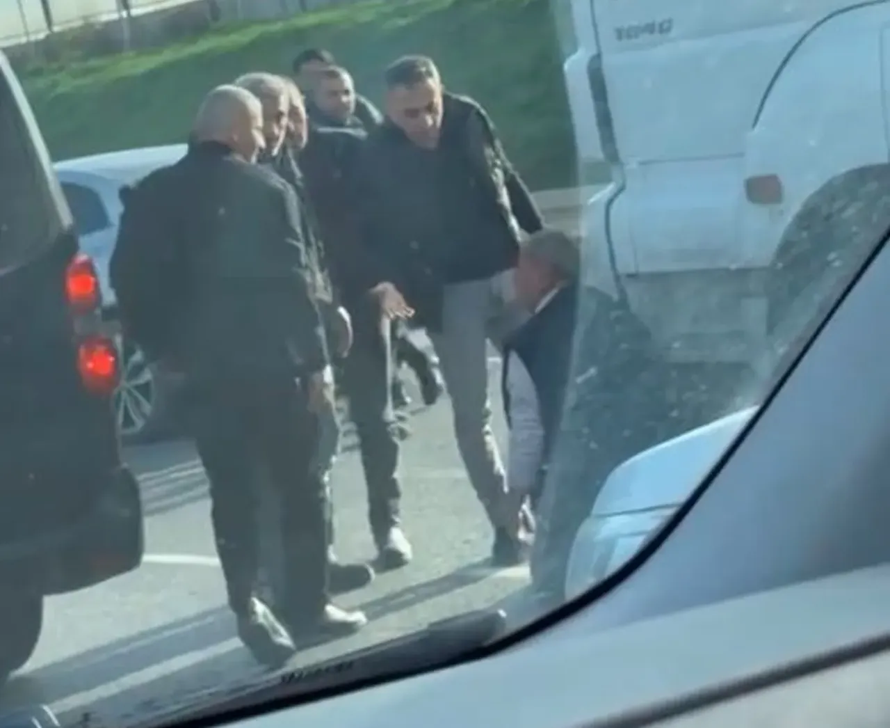 Yine İstanbul, yine trafik, yine kavga... Cadde boks ringine döndü