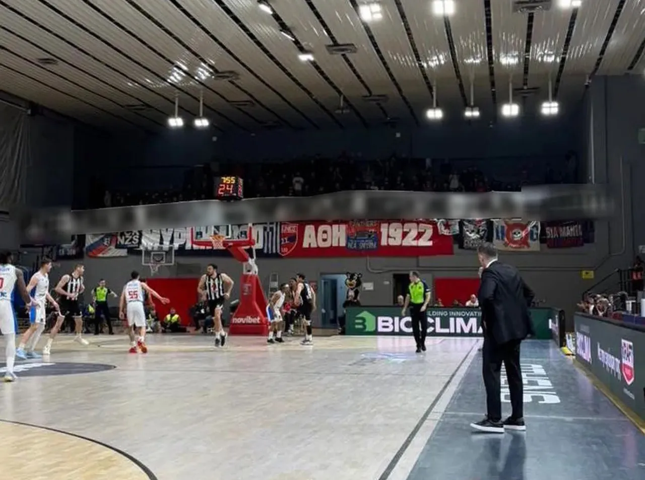 Panionios-Beşiktaş müsabakasında ev sahibi takım taraftarlarının açtığı çirkin pankart