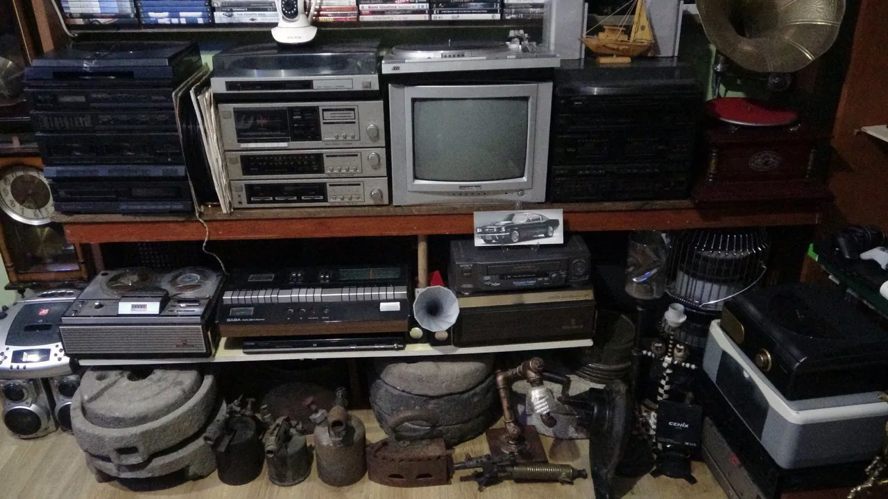 Antika tutkusu: Evinin bodrum katını 1200 parçalık müzeye çevirdi