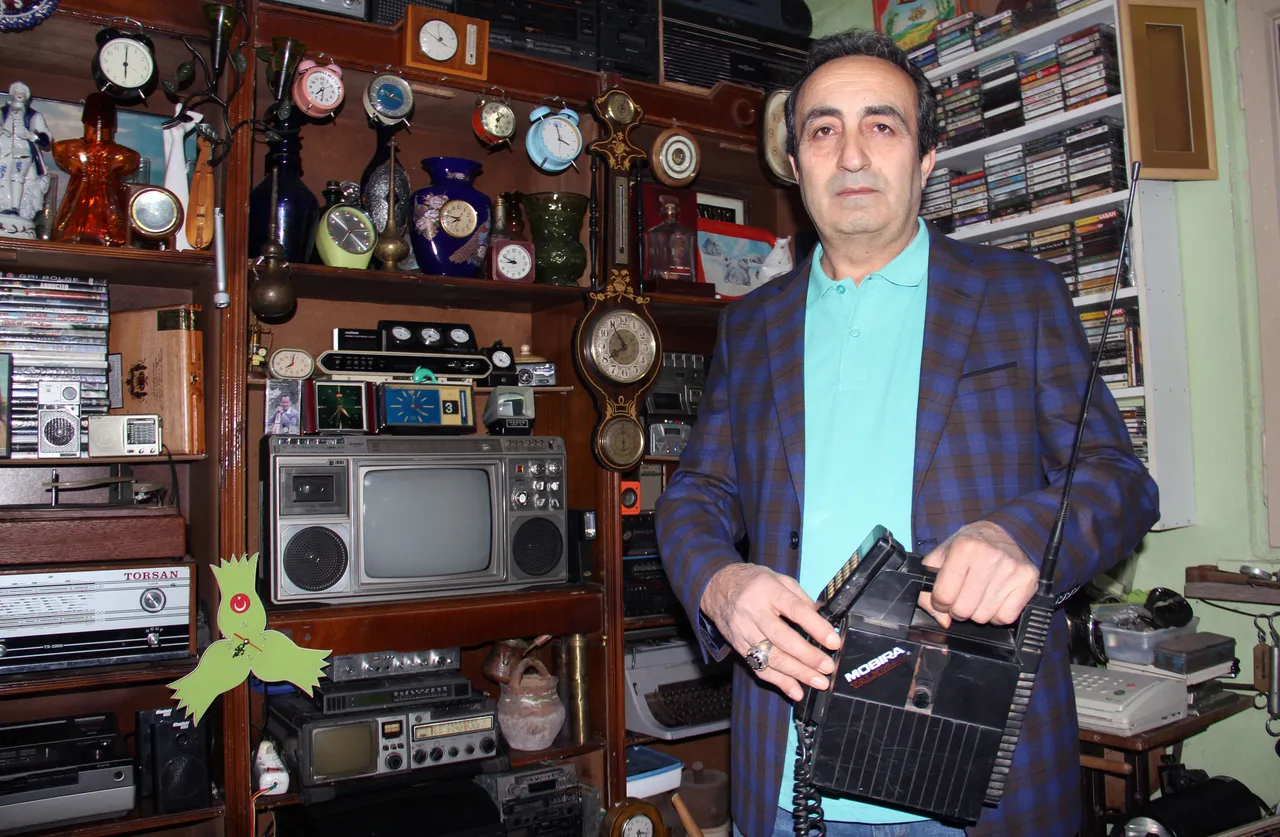 Antika tutkusu: Evinin bodrum katını 1200 parçalık müzeye çevirdi