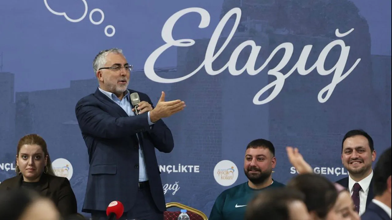 Bakan Işıkhan, Elazığ'da gençlerle sahur yaptı