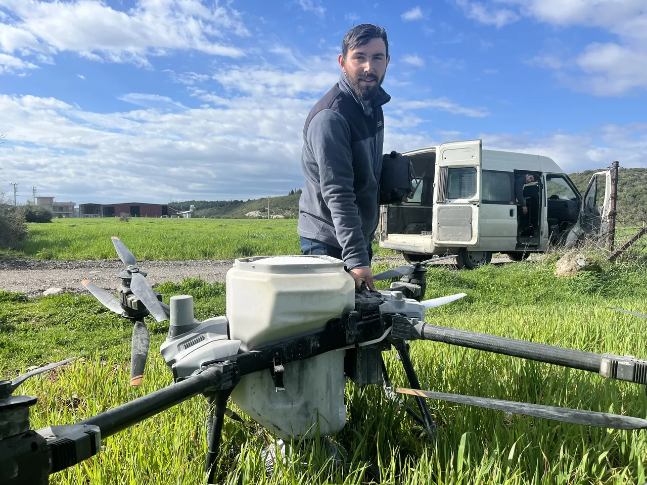 Çamura bulanan tarlalara giremeyince bu çözümü buldular