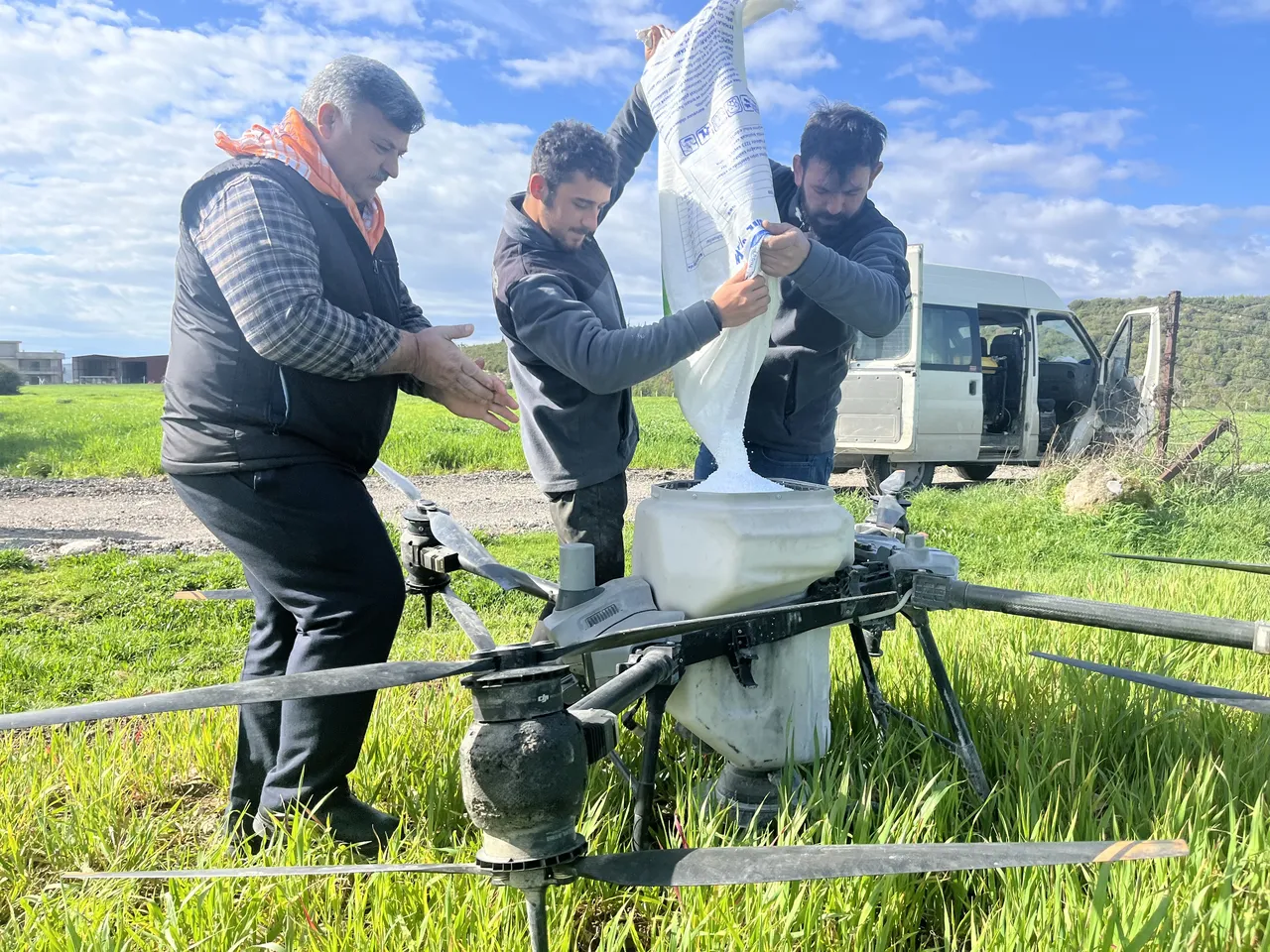 Çamura bulanan tarlalara giremeyince bu çözümü buldular