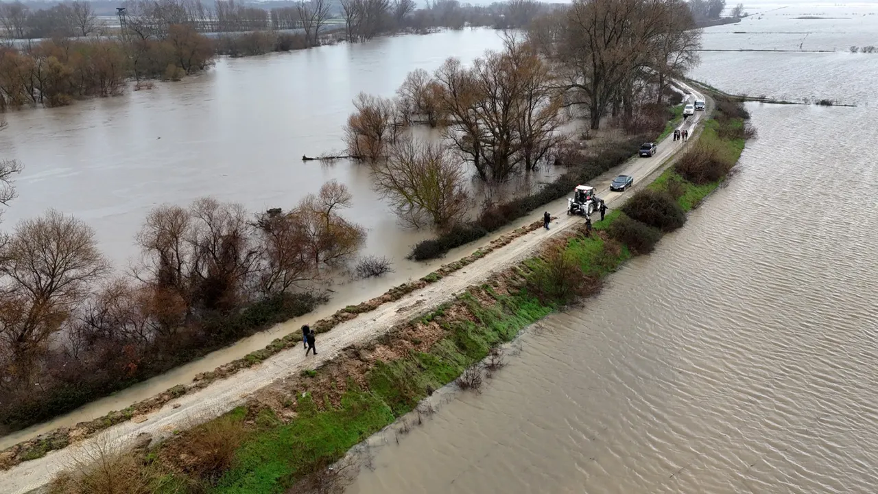 Edirne'de taşkın kabusu geri döndü! Köprüler kapatıldı, sular yerleşim yerine dayandı