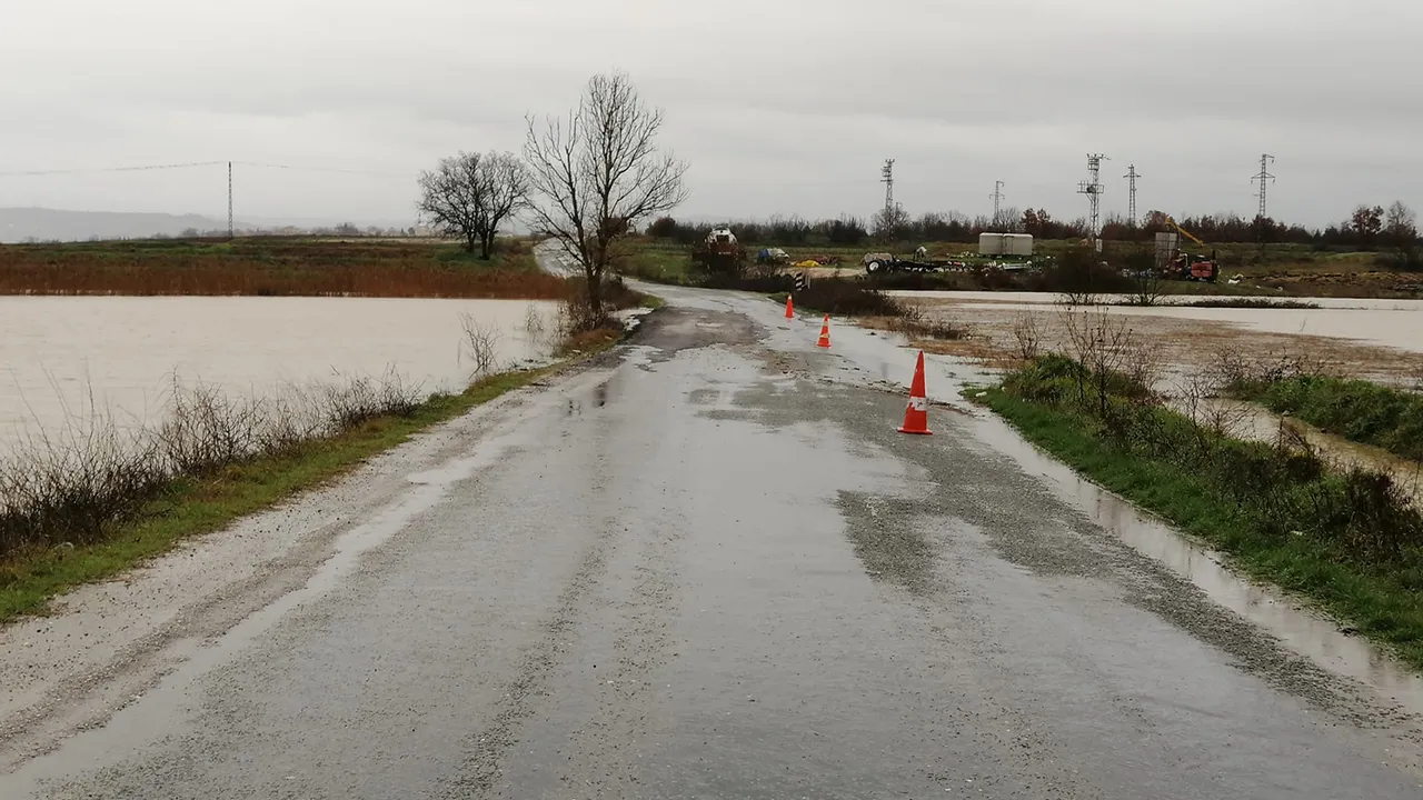 Edirne'de taşkın kabusu geri döndü! Köprüler kapatıldı, sular yerleşim yerine dayandı