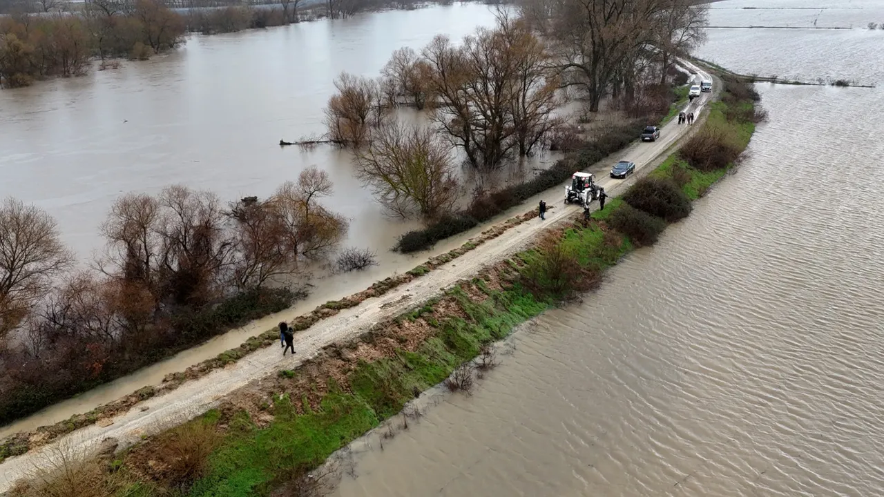 Edirne'de taşkın kabusu geri döndü! Köprüler kapatıldı, sular yerleşim yerine dayandı